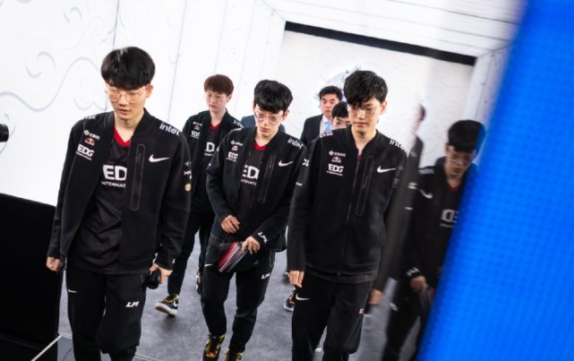 多球迷悬着 多球迷悬着